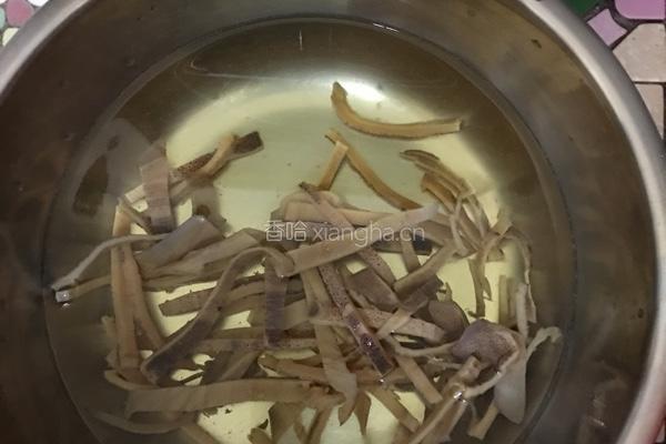 香菇腐竹闷肉的做法图解2