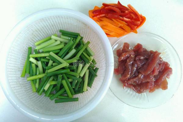 蒜苗炒牛肉的做法图解1
