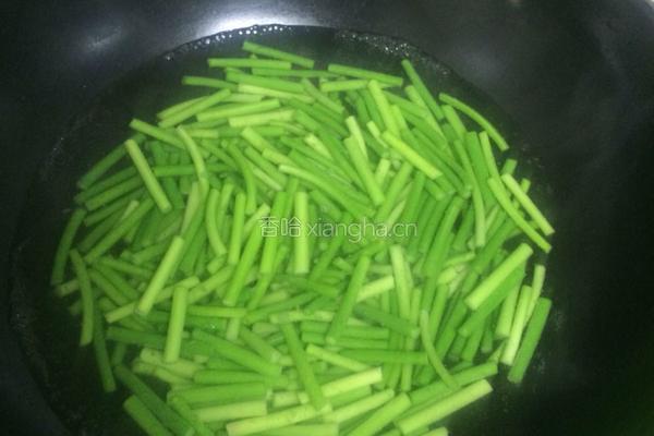 蒜苔炒腊肉的做法图解1