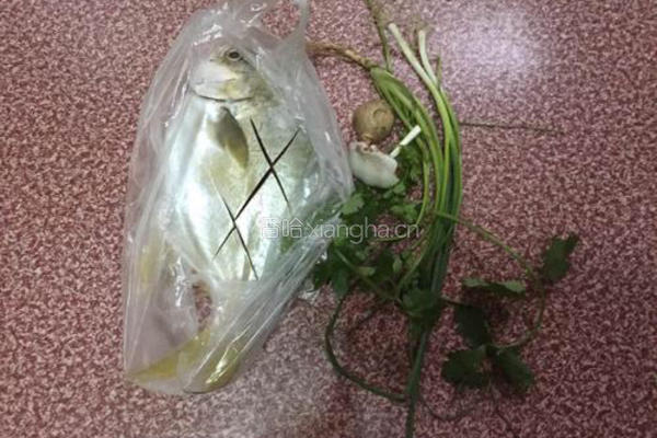 清蒸金鲳鱼的做法图解1