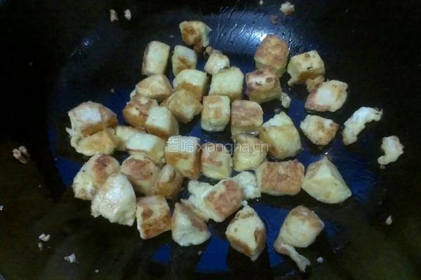 胡萝卜卷心菜炒馒头的做法图解3