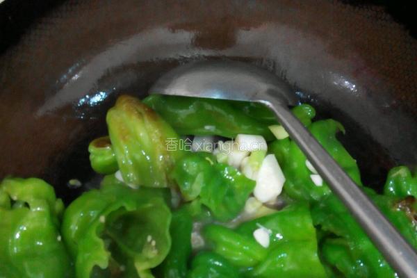 蒜香虎皮辣椒的做法图解3