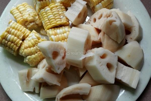 玉米莲藕排骨汤的做法图解3