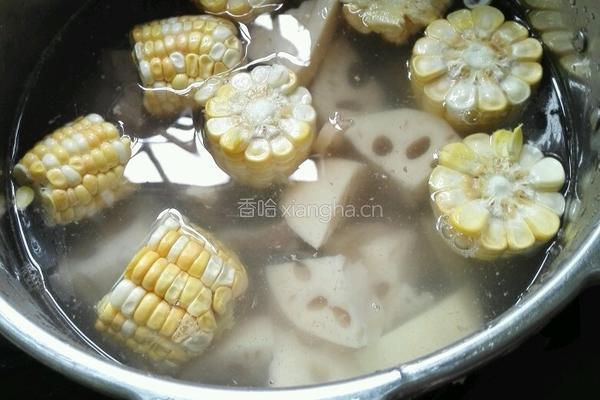 玉米莲藕排骨汤的做法图解4