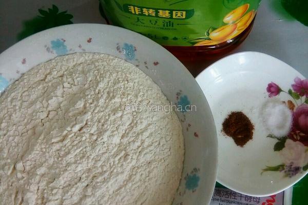 蒸椒盐花卷的做法图解1