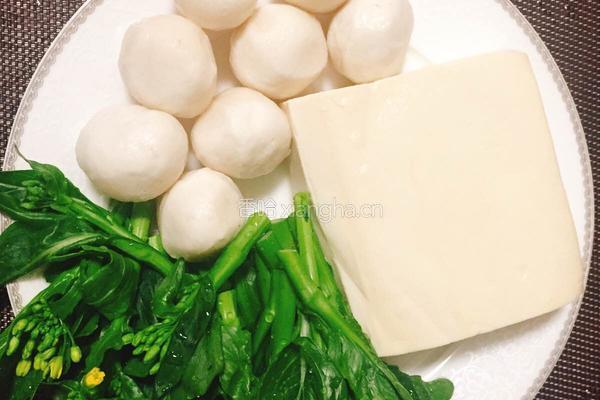 青菜豆腐鱼丸汤的做法图解1