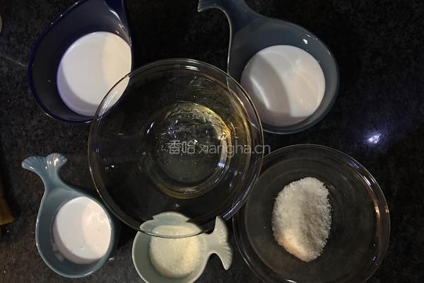椰丝牛奶小方的做法图解1