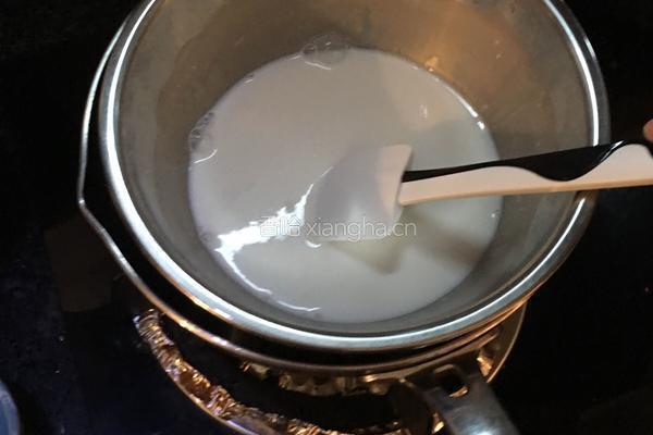 椰丝牛奶小方的做法图解2