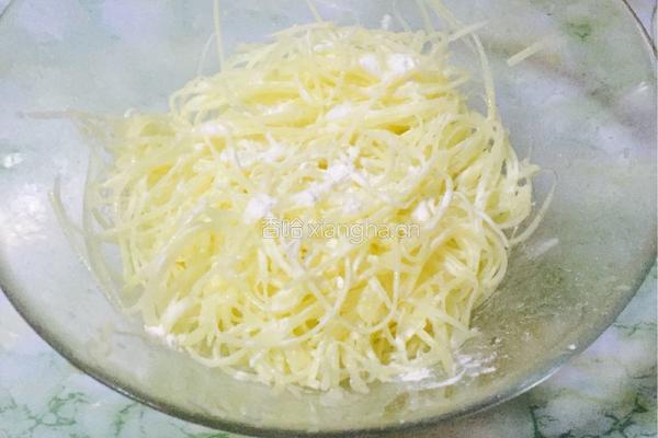 土豆丝饼的做法图解1