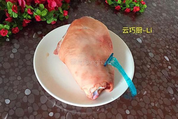 冰糖红烧肘子的做法图解1