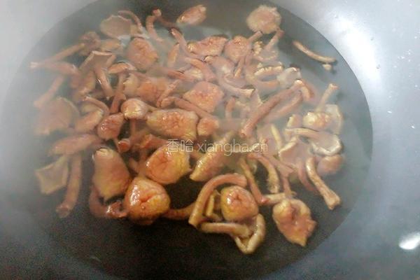卷心菜炒滑子蘑的做法图解2