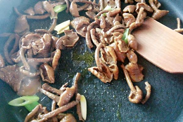 卷心菜炒滑子蘑的做法图解9