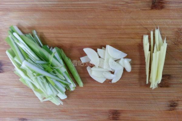 香菇云耳蒸鸡翅的做法图解2