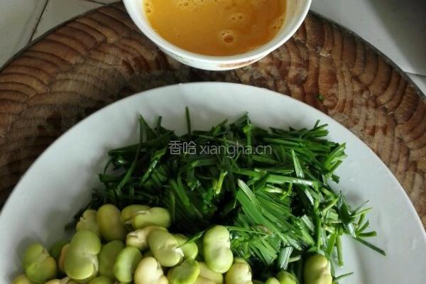 韭菜鸡蛋蚕豆米的做法图解2