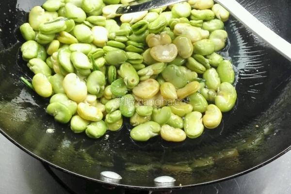 韭菜鸡蛋蚕豆米的做法图解6
