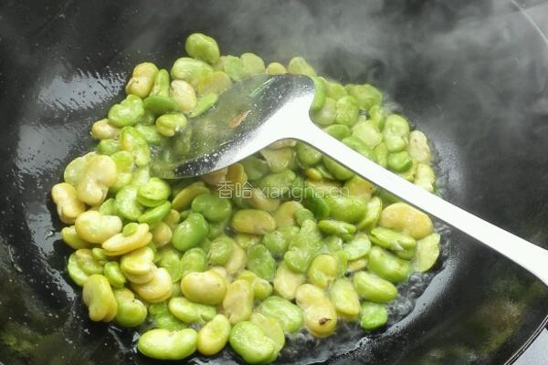 韭菜鸡蛋蚕豆米的做法图解7