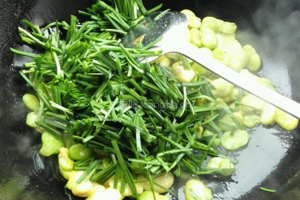韭菜鸡蛋蚕豆米的做法图解9