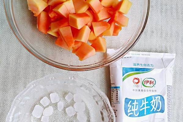 木瓜牛奶的做法图解1