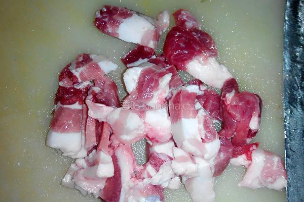 五花肉炒酸菜的做法图解1