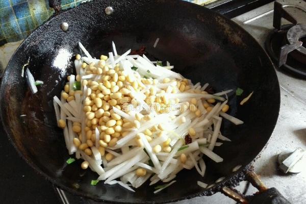白萝卜丝炒黄豆的做法图解4