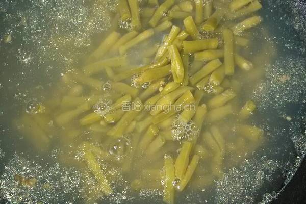 酸豆角炒鸡杂的做法图解5