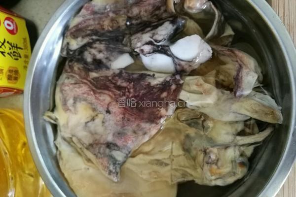 墨鱼炖排骨的做法图解1