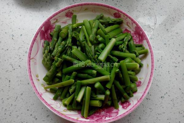 芦笋炒鸡蛋的做法图解2