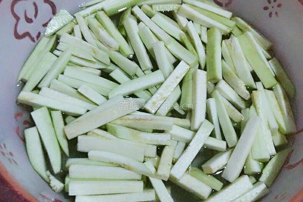 肉丝茄子的做法图解2