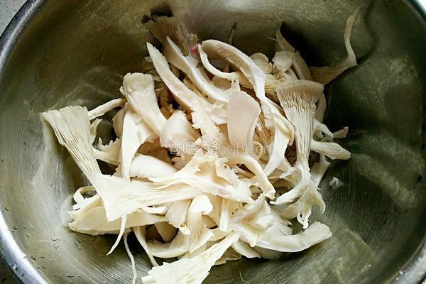 肉炒平菇的做法图解2