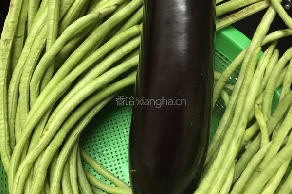 蒜蓉豆角炒茄子的做法图解1