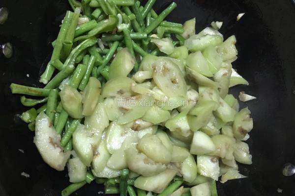 蒜蓉豆角炒茄子的做法图解9
