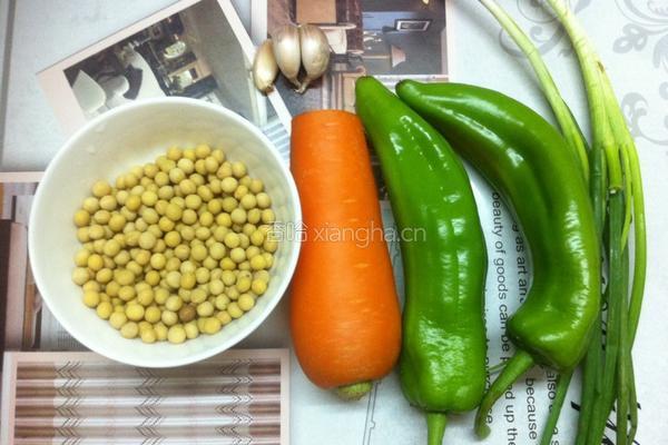 青椒炒黄豆的做法图解1