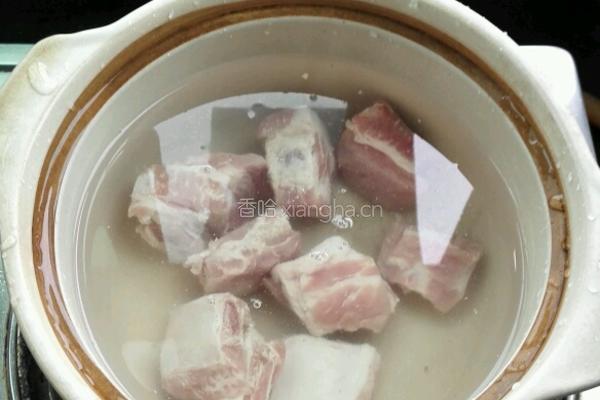 排骨炖藕的做法图解1