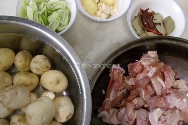 小土豆炖鸡块的做法图解2