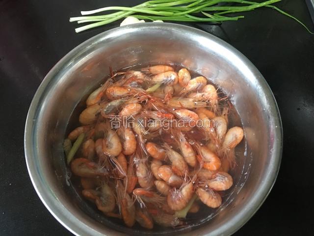 把河虾水中洗净后捞出放水里煮，加入姜片、料酒。