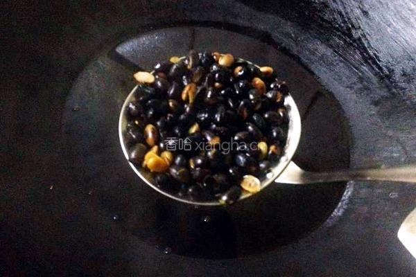 炒黑豆的做法图解6
