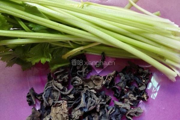 芹菜炒木耳的做法图解1