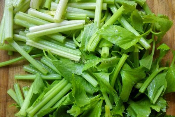 芹菜炒木耳的做法图解4