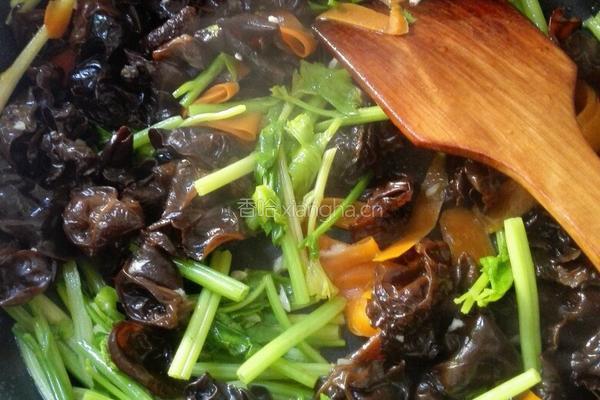 芹菜炒木耳的做法图解13
