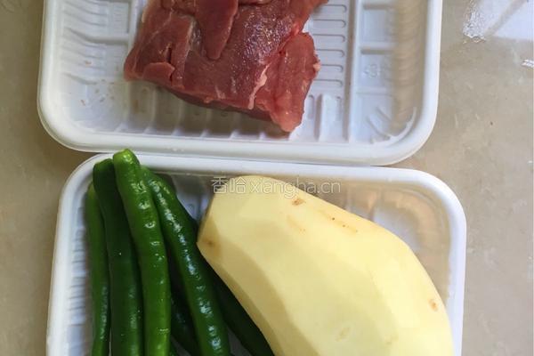 尖椒土豆炒肉丝的做法图解1