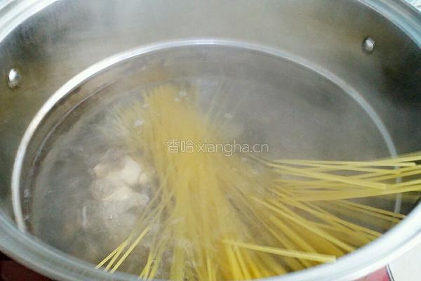 茄汁培根炒意面的做法图解1