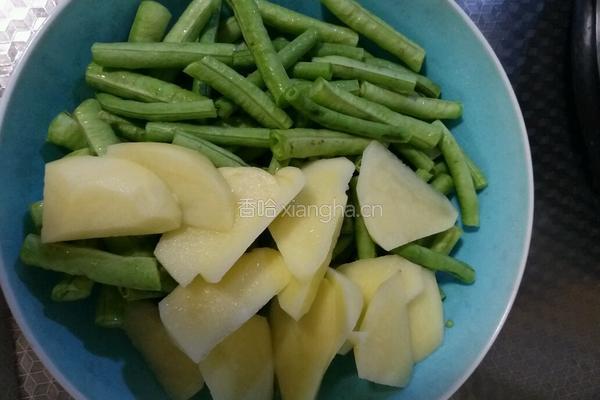 土豆豆角炖肉的做法图解2