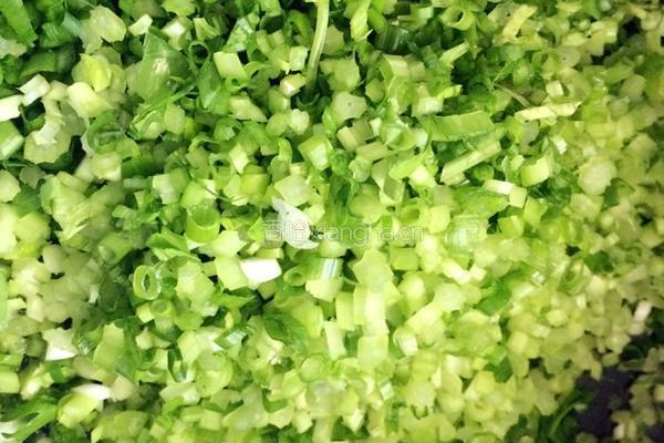 芹菜龙利鱼肉馄饨的做法图解3