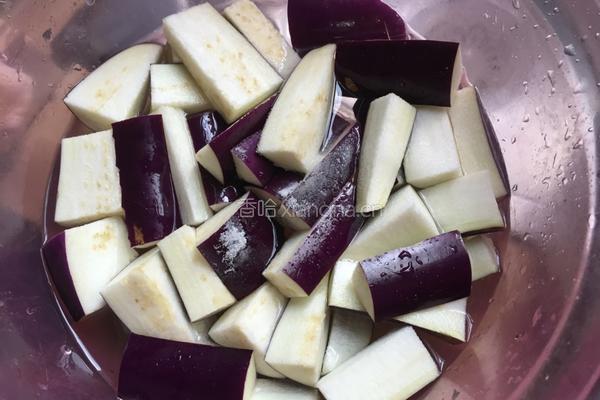 家常茄子烧肉的做法图解1