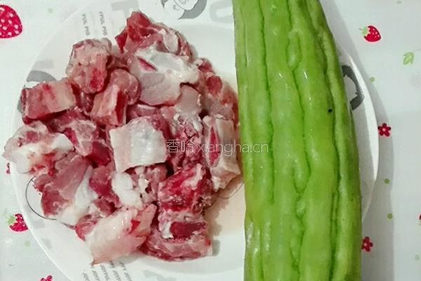 黄豆苦瓜排骨汤的做法图解1