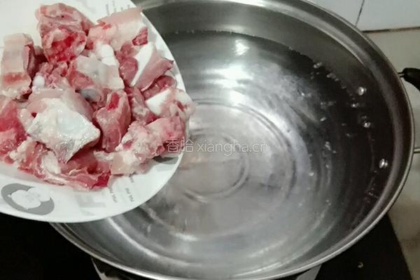 黄豆苦瓜排骨汤的做法图解4