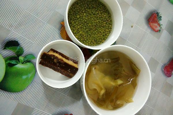 绿豆海带糖水的做法图解1