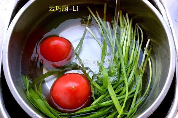 韭香西红柿鸡蛋打卤面的做法图解2