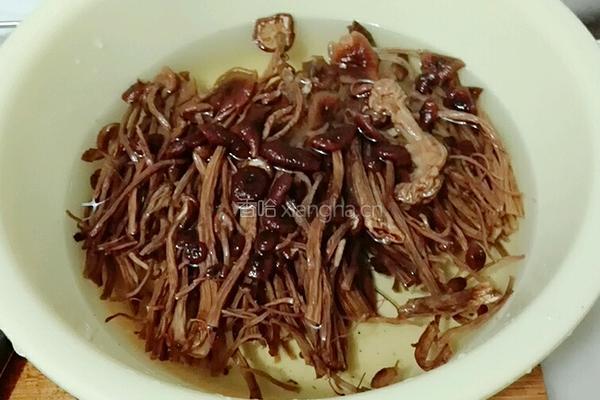 干炒茶树菇的做法图解2