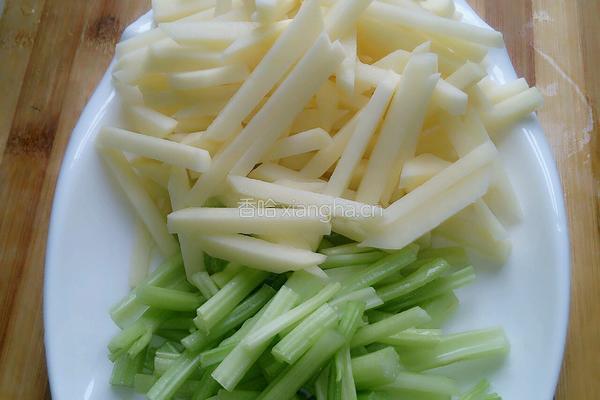 干煸土豆条的做法图解1